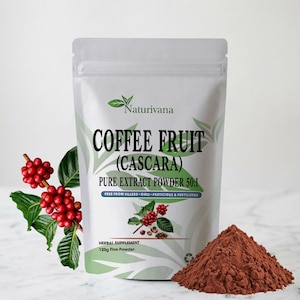 Puede incluir: Una bolsa blanca vertical de extracto puro en polvo de fruto de café Cascara Naturivana 50:1. La etiqueta muestra gráficos de hojas verdes, bayas de café rojas y el texto 120g fine powder. Un montón de polvo marrón se sitúa frente a la bolsa.