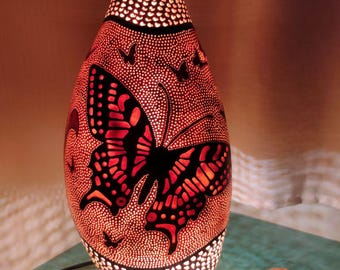 Lampe papillon fabriquée à partir de citrouille et de bois d'olivier
