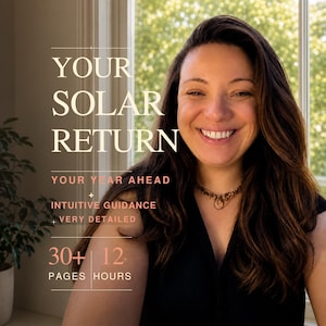 以下が含まれることがあります： YOUR SOLAR RETURN、YOUR YEAR AHEAD + INTUITIVE GUIDANCE VERY DETAILED、30+ PAGES、12+ HOURSというテキストが記載されたデジタル画像。長いダークヘアでダークカラーのトップスを着た笑顔の人物の写真にテキストが重ねられています。