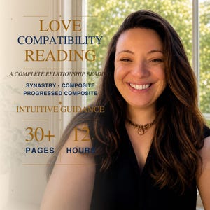 Puede incluir: Un gráfico digital con el texto LOVE COMPATIBILITY READING, A COMPLETE RELATIONSHIP READING, SYNASTRY, COMPOSITE, PROGRESSED COMPOSITE, INTUITIVE GUIDANCE, 30+ PAGES y 12 HOURS, superpuesto sobre el retrato de una persona sonriente de pelo largo.