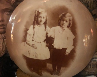 PRECIOUS ANTIQUE Photo Button. Darling Children!