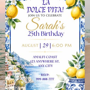 Puede incluir: Una tarjeta de invitación de cumpleaños con un borde de azulejos mediterráneos azules y blancos, limones amarillos con hojas verdes y una ilustración de una ciudad costera. El texto dice: LA DOLCE VITA! JOIN US TO CELEBRATE Sarah's 25th Birthday.