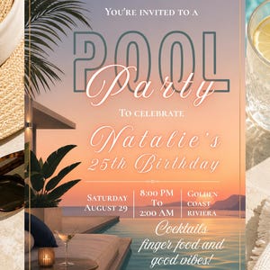 Könnte beinhalten: Eine rechteckige Einladungskarte für eine Poolparty anlässlich Natalie's 25. Geburtstag. Das Design zeigt einen Sonnenuntergang über einem Swimmingpool, Palmenblätter und Text mit Datum, Uhrzeit, Ort sowie weiteren Veranstaltungsdetails.