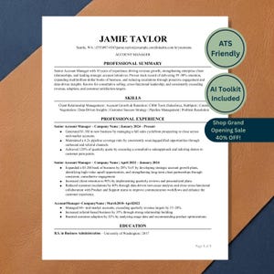 Könnte beinhalten: Eine professionelle Lebenslaufvorlage für einen Account Manager namens Jamie Taylor mit Abschnitten für berufliche Zusammenfassung, Fähigkeiten, Erfahrung und Ausbildung. Enthält runde Abzeichen mit den Texten ATS Friendly und AI Toolkit Included.