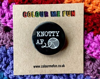Insignia de botón Knotty AF - Regalo de crochet y tejido