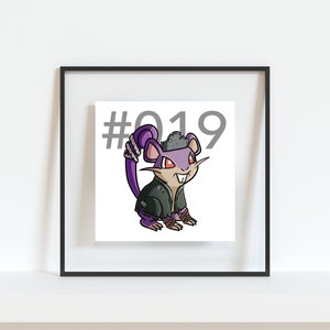 Puede incluir: Una ilustración enmarcada de una rata de dibujos animados de color morado y marrón que lleva un sombrero gris y una chaqueta negra. El número #019 está impreso encima de la rata.