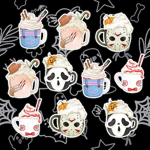 Könnte beinhalten: Ein sich wiederholendes Muster von Halloween-Tassen auf schwarzem Hintergrund. Jede Tasse hat ein anderes Design, darunter ein Kürbis, eine Jason-Voorhees-Maske und eine Chucky-Puppe. Die Tassen sind mit Schlagsahne und verschiedenen Toppings verziert.