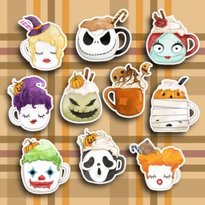 Könnte beinhalten: Zehn Halloween-Tassen mit verschiedenen gruseligen Charakteren und Designs. Jede Tasse zeigt einen einzigartigen Charakter, darunter eine Hexe, eine Mumie, ein Geist und eine Frankenstein-ähnliche Kreatur. Die Tassen sind mit festlichen Halloween-Farben und Details verziert.