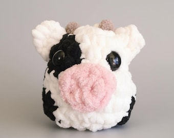 Vaca de peluche tejida a crochet – Mini vaca amigurumi hecha a mano