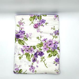 Handgemaakte paarse gewatteerde boekomslag met bloemenprint – Cottagecore Kindle iPad-hoes