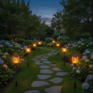 Peut inclure: Une série de lampes solaires noires sur piquet avec des ampoules LED à effet de flamme orange, bordant un chemin en pierre à travers un jardin luxuriant rempli d'hortensias bleus et violets sous un ciel crépusculaire avec un palmier au loin.