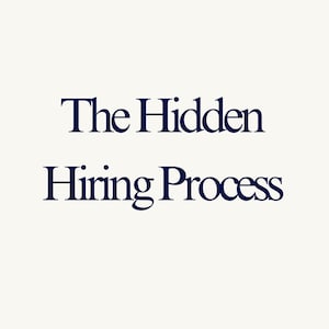 Könnte beinhalten: Ein Grafikdesign mit dem dunkel marineblauen Text The Hidden Hiring Process, der auf einem hellen cremefarbenen Hintergrund zentriert ist. Die Typografie ist eine Serifenschrift mit klarer, lesbarer Schrift, die sich vom neutralen Hintergrund abhebt.