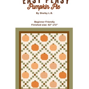 Puede incluir: Un patrón de edredón titulado Easy Peasy Pumpkin Pie de Shelby L.B. con un tamaño final de 157,48 cm por 182,88 cm. El diseño presenta motivos de calabazas naranjas dispuestos en una cuadrícula sobre fondo crema con bordes verde oliva y marrón.