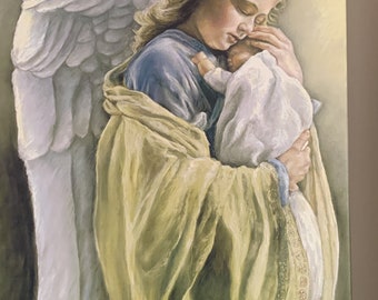 Op de afbeelding: Een schilderij van een engel met vleugels, die een gele jurk draagt en een baby in haar armen houdt. De engel heeft lang blond haar en kijkt naar de baby.