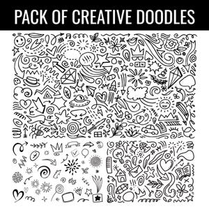 Op de afbeelding: Een verzameling handgetekende zwart-witillustraties met de titel PACK OF CREATIVE DOODLES. De afbeelding bevat diverse iconen, waaronder pijlen, harten, sterren, kronen, bloemen, geometrische vormen, een auto, een raket en tekstballonnen.