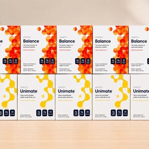 Könnte beinhalten: Zehn rechteckige Schachteln mit Unicity-Nahrungsergänzungsmitteln, angeordnet in zwei Reihen. Die obere Reihe zeigt fünf Balance-Schachteln mit orangefarbenen Kreismustern, die untere Reihe fünf Unimate-Schachteln mit gelben organischen Formen und Text.