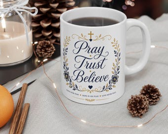 Taza de café cristiana con el lema "Ora, confía, cree", regalo inspirador y mensaje de fe sobre el miedo.