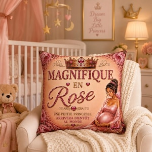 Coussin souvenir « Magnifique en Rose » pour chambre de bébé | Coussin carré en suédine pour bébé fille | Décoration rose française pour chambre de bébé