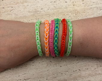 Pulsera Loomband hecha a mano con diseño de cola de pez