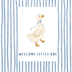 Könnte beinhalten: Ein rechteckiger Druck mit einem weißen Mittelfeld, das eine Aquarellillustration einer cremefarbenen Gans mit einem dünnen blauen Band um den Hals zeigt. Unter der Gans steht der Text WELCOME LITTLE ONE in Blau. Der Rand hat blaue Streifen.