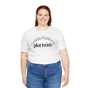 Camiseta con la frase "Cancelo mis planes por giros inesperados" / Camiseta con cita literaria