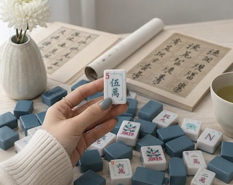 Zestaw do gry American Mahjong, 160 elementów – łupkowo-niebieski i biały akryl – luksusowe płytki Lotus Joker Mahjongg – pełny zestaw