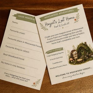 Może przedstawiać: Dwie białe papierowe karty do zestawu Mosswood Adventures Hazel's Lost Home Paint & Create Kit. Jedna karta zawiera ilustrację jeża i listę zawartości, druga to formularz z polami na imię, ulubioną przekąskę oraz szczeg&oacute;ły dotyczące domu.