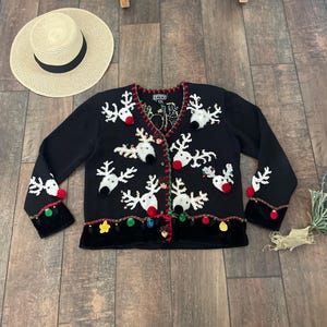Vintage 90er Jahre Rentier-Weihnachtsstrickjacke, Vintage-bestickter Perlen-Weihnachts-Rentierpullover, VINTAGE The Collective Works von Berek2 Cardigan