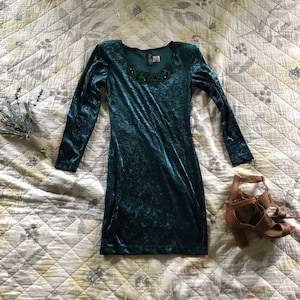 Mini vestido vintage de veludo verde esmeralda esmagado, vestido de veludo vintage dos anos 90, vestido de veludo dos anos 90, vestido princesa Fiona, mini vestido de veludo, festa dos anos 90
