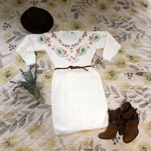 Vintage 80s White Floral Appliqué Sweater Dress, 80s Sweater Dress, Can&#39;t Buy Me Love Sweater Dress, VIntage Knit Sweater Dress wIth Floral