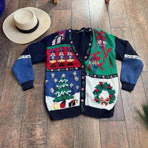 Cardigan vintage de guirlanda de Natal dos anos 90, Cardigan vintage de quebra-nozes, Suéter vintage de árvore de Natal, Cardigan de ornamentos, Cardigan de poinsétia