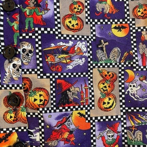 Może przedstawiać: Fioletowa tkanina w kratkę z r&oacute;żnymi ilustracjami o tematyce Halloween. Ilustracje przedstawiają dynie, czarownice, szkielety i samoloty.