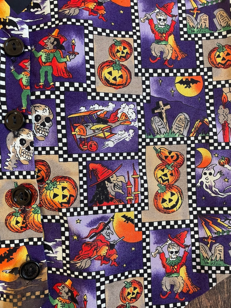 Może przedstawiać: Fioletowa tkanina w kratkę z r&oacute;żnymi ilustracjami o tematyce Halloween. Ilustracje przedstawiają dynie, czarownice, szkielety i samoloty.