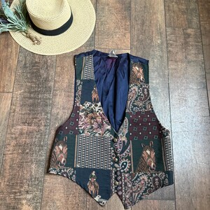 以下が含まれることがあります： 馬のモチーフ、花柄、ペイズリー柄が特徴のパッチワークデザインのヴィンテージベスト。 ベストにはネイビーブルーの裏地と金色のボタンが付いています。 黒いバンドと装飾的な小枝が付いた麦わら帽子も表示されています。