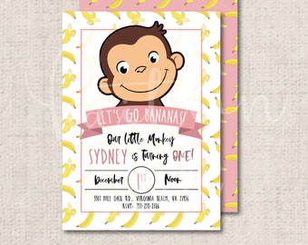 Op de afbeelding: Een roze en witte verjaardagsuitnodiging met een cartoon-aap en bananen. De tekst luidt "Let's Go Bananas! Our little monkey Sydney is turning one! December 1st Noon 5517 Hill Gail Rd., Virginia Beach, VA 23956 RSVP: 157-251-2386"