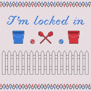 Peut inclure: Un motif de point de croix sur tissu clair avec le texte "I'm locked in" en bleu. Sous le texte se trouvent un seau bleu, un seau rouge, deux cuillères rouges croisées et deux petites balles, une rouge et une bleue. Une clôture blanche borde le bas.