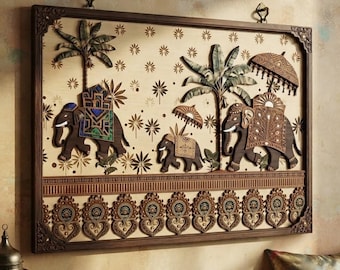 Houten wanddecoratie met Indiase olifant, oosterse bloemenversiering, rand met palmboom en paraplu, boho-stijl wanddecoratie.