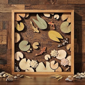 Op de afbeelding: Een vierkant houten wandkunstwerk met een meerlaagse vijversc&egrave;ne. Het kunstwerk bevat uitgesneden houten koivissen in oranje, wit en zwart, naast diverse waterleliebladeren in groen- en bruintinten en witte lotusbloemen.