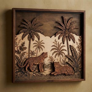 Könnte beinhalten: Ein quadratisches Wandbild aus Holz mit einem geschichteten, lasergeschnittenen Design von zwei Leoparden in einer tropischen Dschungellandschaft. Das Kunstwerk zeigt Palmen, dichtes Blattwerk und komplexe Muster in dunklen und hellen Brauntönen.