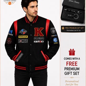 Könnte beinhalten: Eine schwarze Collegejacke mit roten Lederärmeln und gestreiften Rippbündchen. Die Jacke ist mit verschiedenen gestickten Aufnähern versehen, darunter der Buchstabe K, Zenith, Renegade, Zombie, Plasma, Kavinsky, Horizon, Pulsar, Goode, Cameo und Outsiders.