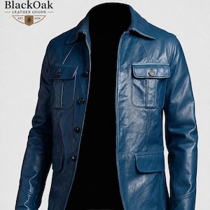 Könnte beinhalten: Eine blaue Lederjacke mit klassischem Kragen, Knopfleiste vorne, zwei Brusttaschen mit geknöpften Klappen und zwei unteren Taschen mit Klappen. Das Logo von BlackOak Leather Goods ist oben links im Bild zu sehen.