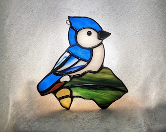 Łapacz słońca z witrażu Bluejay - zawieszka na okno z motywem ptaków