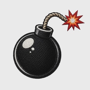 Peut inclure: Un écusson brodé représentant une bombe noire ronde avec un reflet blanc, une mèche en corde beige et une explosion en forme d'étoile rouge, orange et jaune à l'extrémité. Le motif est réalisé avec un travail de fil détaillé et bordure.