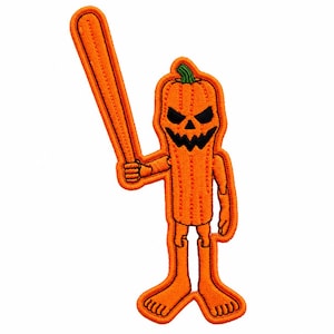 Könnte beinhalten: Ein gestickter Aufnäher, der eine orangefarbene Kürbisfigur mit grünem Stiel, einem gezackten schwarzen Gesicht und dünnen Gliedmaßen zeigt. Die Figur hält einen langen, schlägerartigen orangefarbenen Gegenstand in einer Hand. Das Design hat einen dicken orangefarbenen Rand.