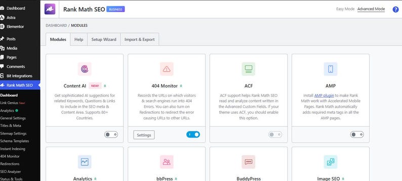 K&ouml;nnte beinhalten: Die Rank Math SEO Dashboard-Oberfl&auml;che zeigt eine Modulseite mit einem Seitenmen&uuml; auf der linken Seite. Der Hauptbereich enth&auml;lt rechteckige Karten f&uuml;r verschiedene Tools wie Content AI, 404 Monitor, ACF und AMP, jeweils mit Symbolen und Kippschaltern.
