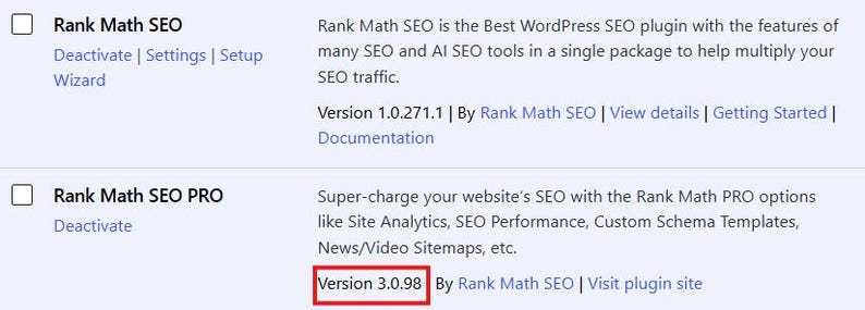 K&ouml;nnte beinhalten: Eine digitale Benutzeroberfl&auml;che mit zwei WordPress-Plugin-Eintr&auml;gen. Der erste ist Rank Math SEO Version 1.0.271.1, der zweite ist Rank Math SEO PRO Version 3.0.98, hervorgehoben durch einen roten rechteckigen Rahmen um die Versionsnummer.