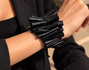 Bracelet manchette en cuir noir, bracelet imposant, bijou sculptural en cuir, manchette gothique audacieuse