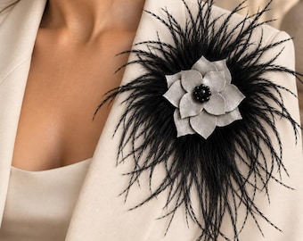 Broche fleur en cuir argenté, broche plume d'autruche noire, broche florale tendance pour femme