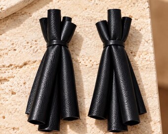 Boucles d'oreilles en cuir noir, boucles d'oreilles à pompons imposantes, boucles d'oreilles pendantes en cuir épais, bijoux gothiques audacieux