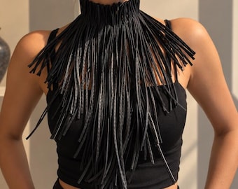Collier ras-de-cou à franges en cuir noir : Collier ras-de-cou tendance pour femme, style bohème.